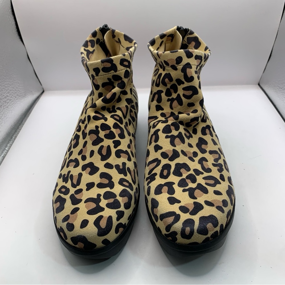 L'Amour Des Pieds Womens Ankle Booties Round Toe Back Zip Leather Cheetah 7 F17 - Picture 2 of 10